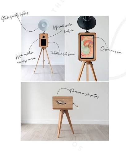 Photobooth med studiobelysning, pekskärm och utskrifter på plats