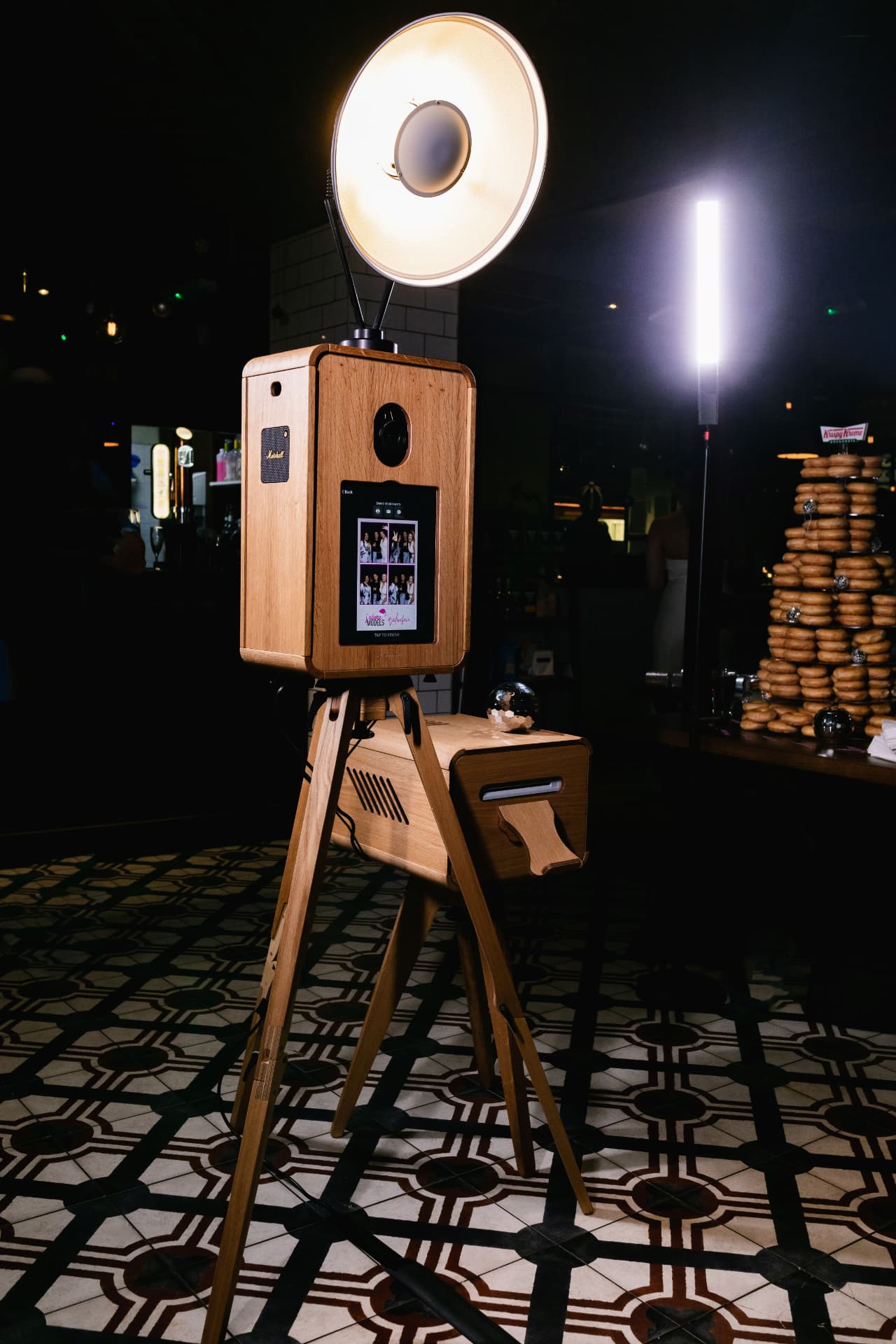 Bröllopsgäster tar bilder i en photobooth med rekvisita